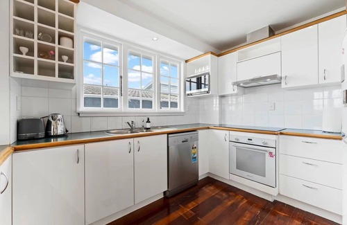 Mount Albert House | Central 4BR Family Home w/Parking | Sleeps 7 | Near Auckland CBD