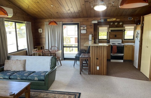 Taupo House | Central Acacia Bay - Walk to everything