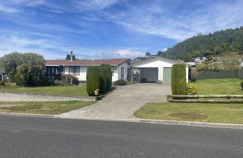Taupo House | Central Acacia Bay - Walk to everything