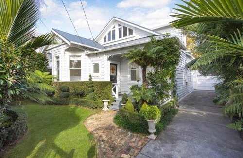 Auckland House | Central Auckland Cottage with infrared Sauna