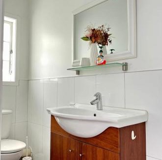 Auckland House | Central Auckland Cottage with infrared Sauna