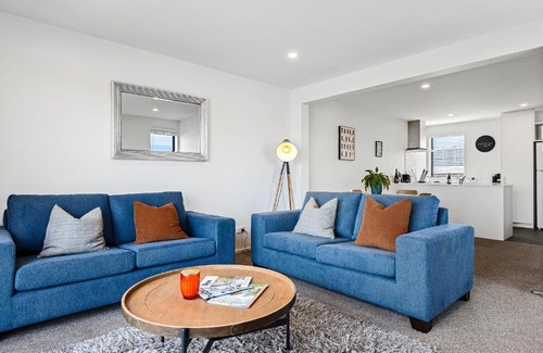 Christchurch City Centre Apartment | Central City 2BR Apartment Balcony & Parking