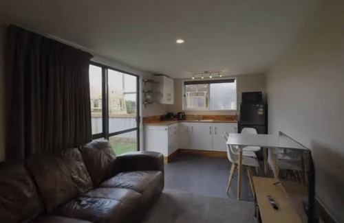 New Brighton Apartment | Central Newbrighton Close to the beach Surfers,walking distance ,family friendly