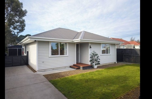 New Brighton Apartment | Central Newbrighton Close to the beach Surfers,walking distance ,family friendly