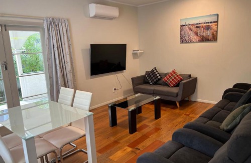 Palmerston North Apartment | Central Spacious House With Backyard And Patio
