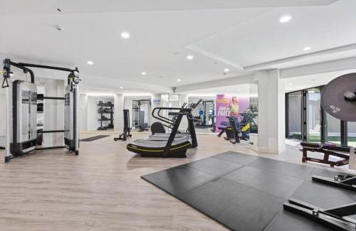 Takapuna Apartment | Central Takapuna Jacuzzi Gym Tennis Views