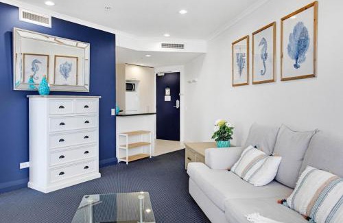 Takapuna Apartment | Central Takapuna Jacuzzi Gym Tennis Views