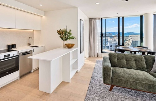 Te Aro Apartment | Central Te Aro 2BR with Balcony & Indoor Pool
