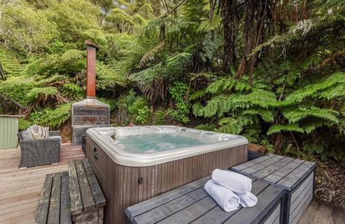 Moetapu Bay House | Champagne Tui - Moetapu Bay Holiday Home