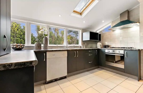 Greenlane - Ellerslie House | Character Parkside Retreat