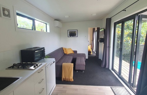 Waihi Cabin | Charming 1-bedroom cabin in brilliant Waihi with AC