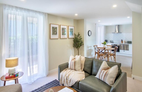 Christchurch City Centre Apartment | Charming 2 Bedroom Rose Cottage with Parking