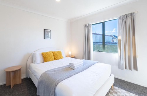 Mount Roskill House | Charming 3-Bedroom Home Parks & City Nearby