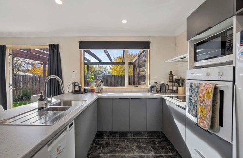 Lowburn House | Charming Cromwell House w/Garden & BBQ