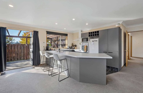 Lowburn House | Charming Cromwell House w/Garden & BBQ