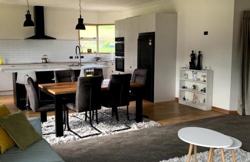 Dunedin House | Cheerful country home with 3-bedrooms, 2-bathrooms