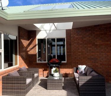 Dunedin House | Cheerful country home with 3-bedrooms, 2-bathrooms