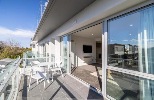Christchurch City Centre Apartment | Chic City Apartment, Sleeps 7, Pool, Gym & 2 Parks