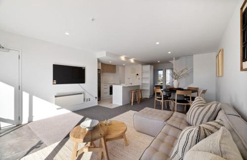 Christchurch City Centre Apartment | Chic City Apartment, Sleeps 7, Pool, Gym & 2 Parks