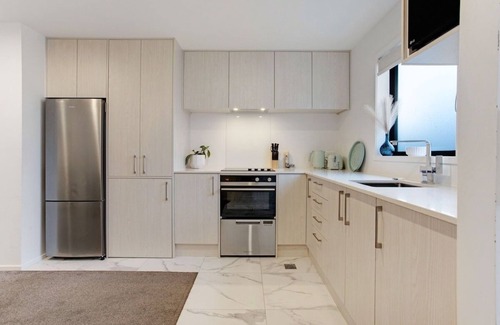 Te Atatu Peninsula House | Chic Te Atatū Gem Modern 2BR Townhouse