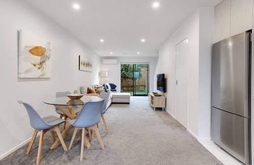 Te Atatu Peninsula House | Chic Te Atatū Gem Modern 2BR Townhouse