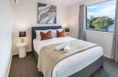 Christchurch Apartment | City Fringe Townhouse - Deck & Free Parking