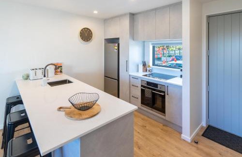 Christchurch Apartment | City Fringe Townhouse - Deck & Free Parking