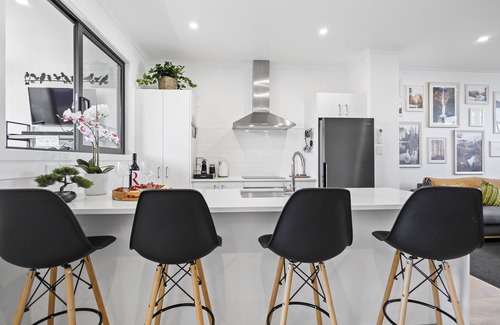 Hamilton House | CITY HIDEAWAY - HAMILTON HOLIDAY TOWNHOUSE, with a garden in Hamilton