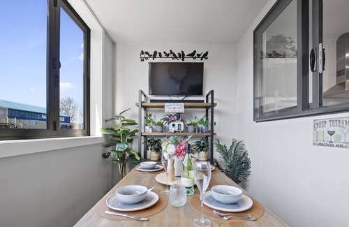 Hamilton House | CITY HIDEAWAY - HAMILTON HOLIDAY TOWNHOUSE, with a garden in Hamilton