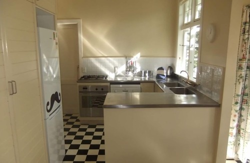 Wellington House | City, Sun, Bush, Birds