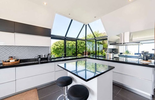 Cashmere House | City Views | 4BR | Sleeps 10 | Christchurch