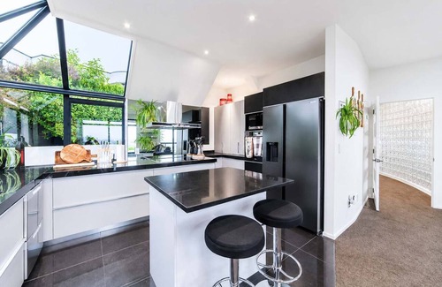 Cashmere House | City Views | 4BR | Sleeps 10 | Christchurch