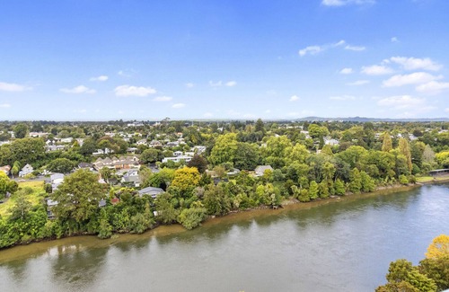 Hamilton House | CITYSCAPE VIEWS - HAMILTON CITY CENTRE PENTHOUSE APARTMENT in Hamilton