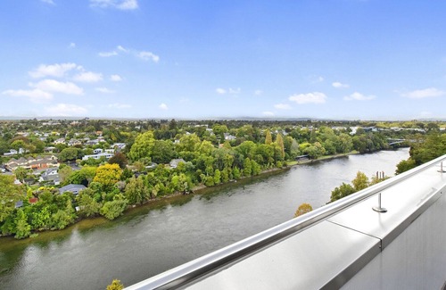 Hamilton House | CITYSCAPE VIEWS - HAMILTON CITY CENTRE PENTHOUSE APARTMENT in Hamilton