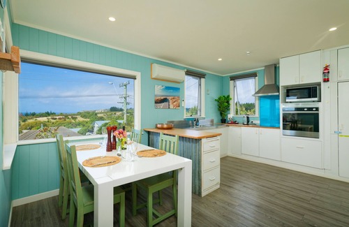 Kaikoura House | Classic Charm | Sea & Mountain Views