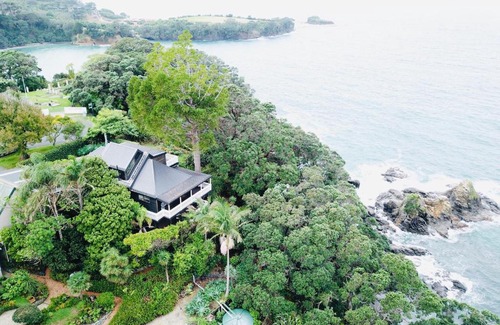 Leigh House | Clifftop Ocean Views with Pool - Leigh
