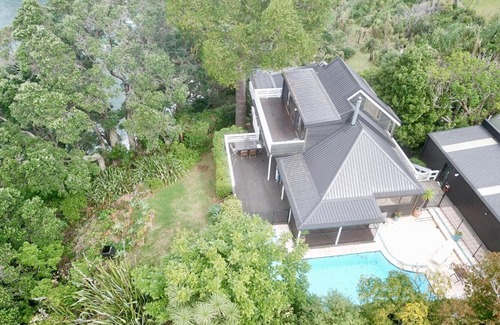 Leigh House | Clifftop Ocean Views with Pool - Leigh