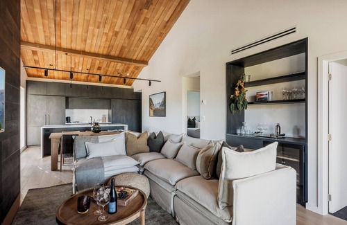 Kawarau Falls Apartment | Clubhouse 214 - Golfside , Free Parking, AC