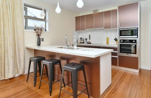 Ilam Apartment | Clyde 106 - Contemporary Premium Holiday Home Next to a Sparkling Stream