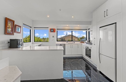 Browns Bay Apartment | Coastal Home with Rangitoto and Sea Views nr Beach