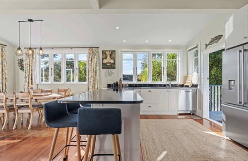 Bayswater Villa | Coastal Retreat close to Devonport Beaches