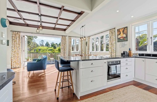 Bayswater Villa | Coastal Retreat close to Devonport Beaches