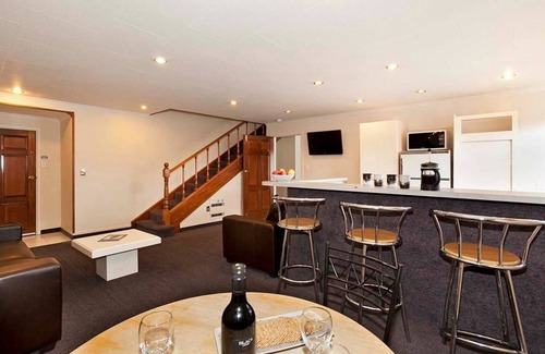 Merivale Hotel | Colonial Inn Motel