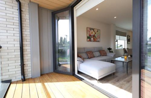 Takapuna House | Comfort Stay in Takapuna - Free carpark