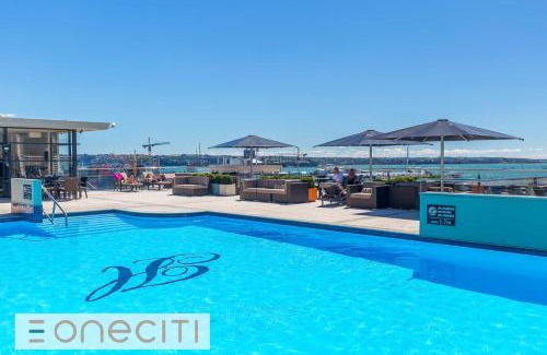 Auckland Central Business District Hotel | Comfort Studio Getaway with Pool and Gym