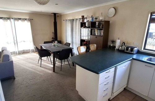 Auckland Apartment | Comfortable 3BDR home is Central New Lynn