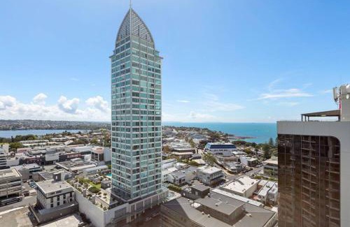 Takapuna Apartment | Comfortable & Spacious Apt Gym Tennis Carpark 6th Floor