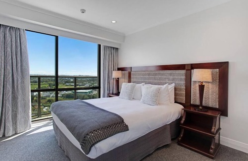Takapuna Apartment | Comfotable Style with Great Views Free Carpark Gym 19th Floor