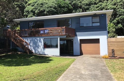 Piha House | COMFY BEACHFRONT FAMILY BACH