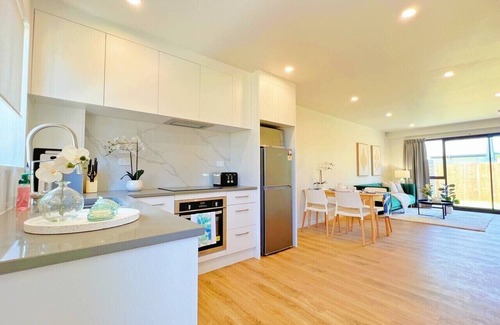 Auckland House | Comfy Home in East School Zone